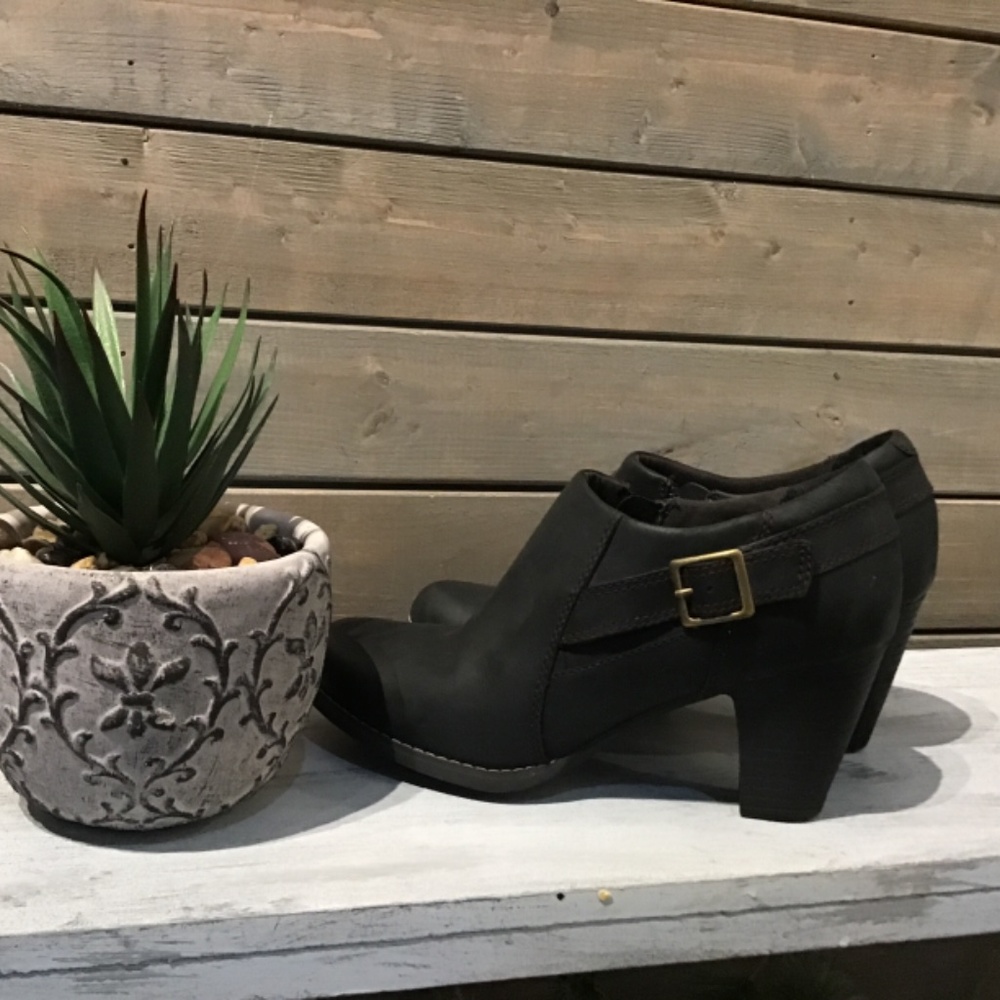 Clark Shoe - Picture 2 of 3